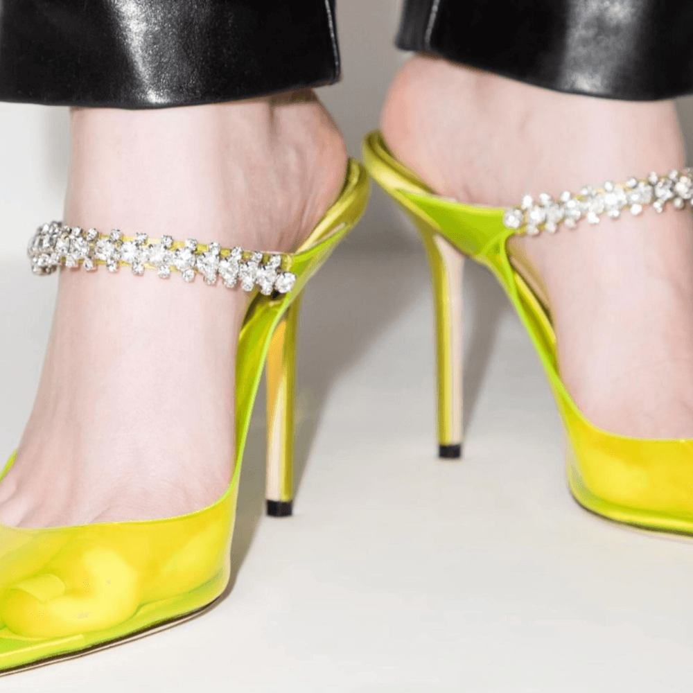 Tacones transparentes adornados con cristales de energía misteriosa