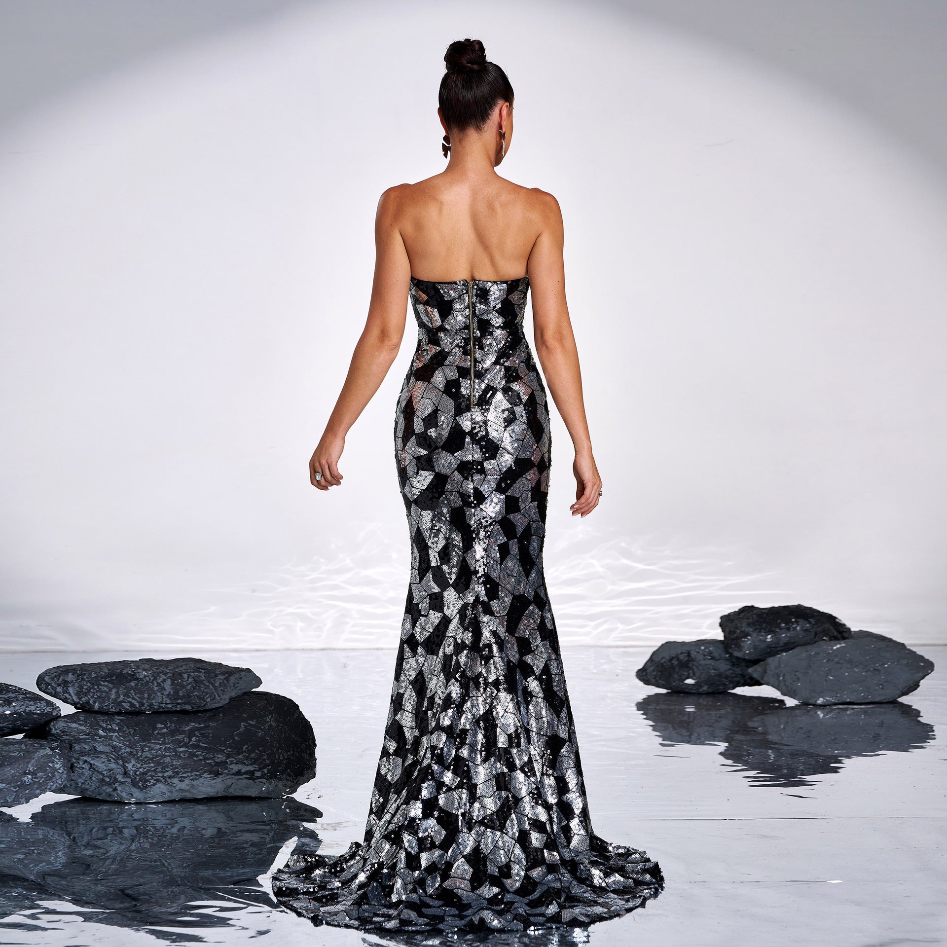 Boat neckline hip-hugging sequined evening dress