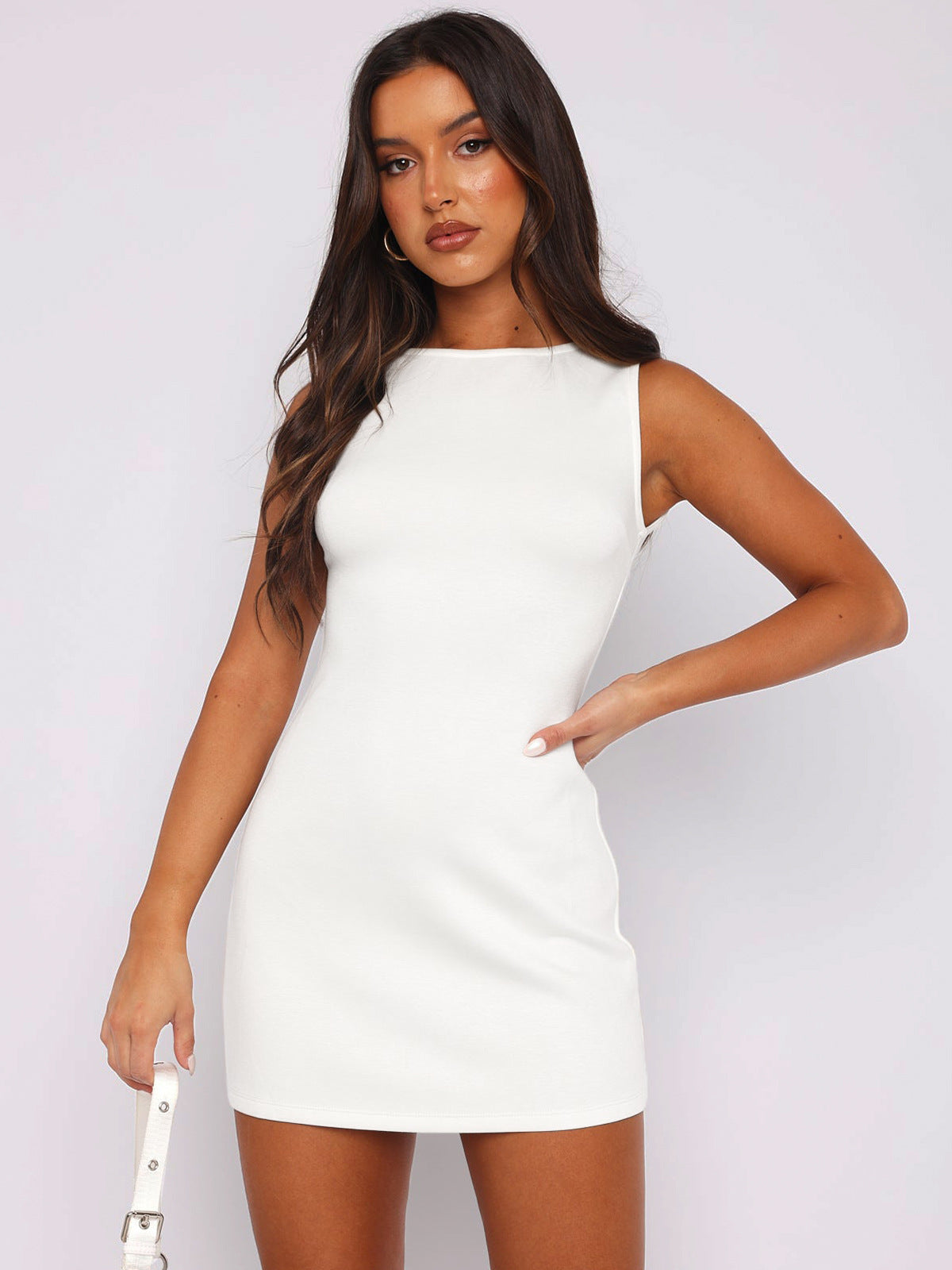 Elegante minivestido ajustado sin mangas con cuello barco alto - Blanco