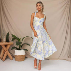 Vestido midi de verano con tirantes finos, corte entallado y vuelo, estampado floral - Azul