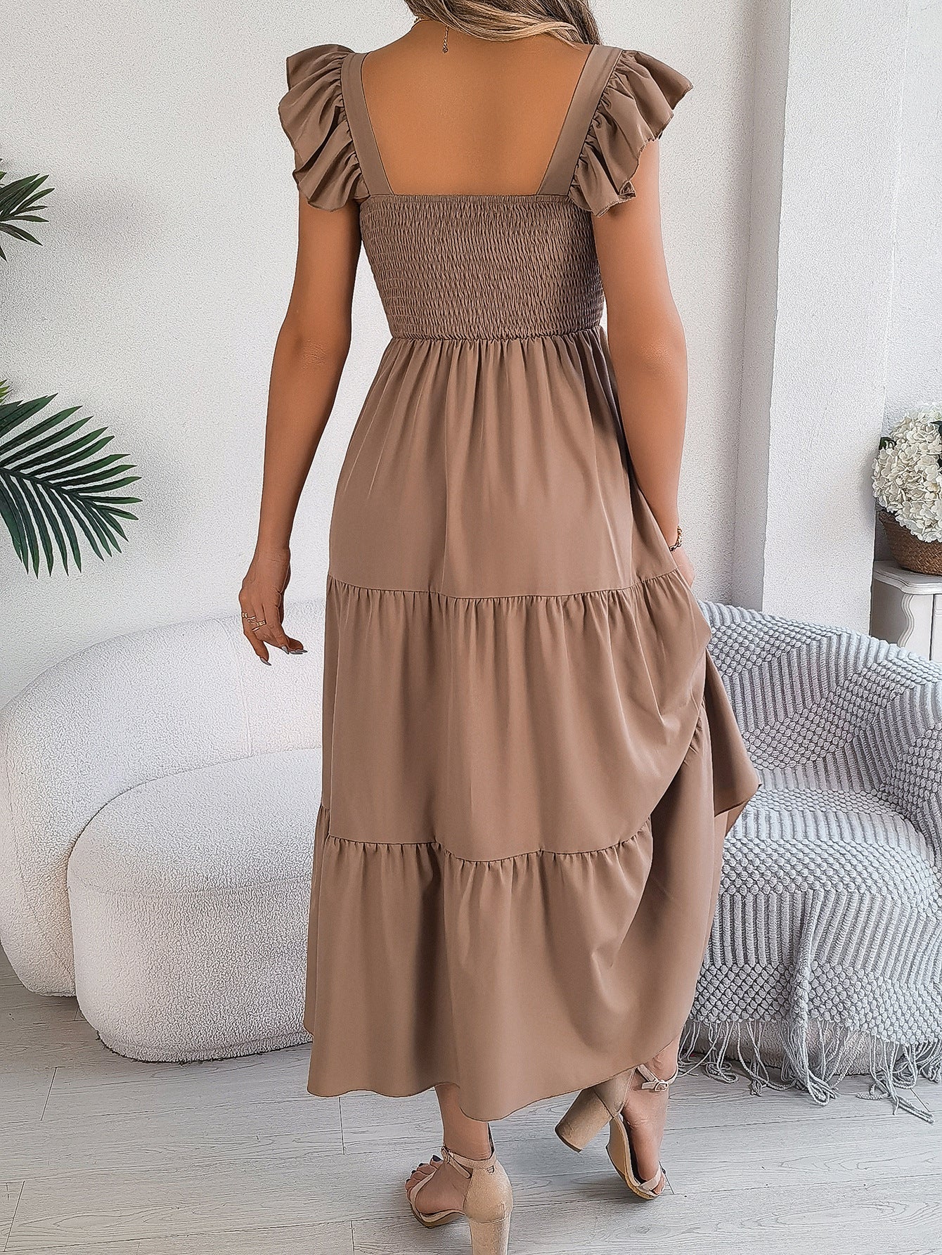 Schulterfreies Maxikleid mit Rüschen, Blumenstickerei und Stufendesign - Khaki