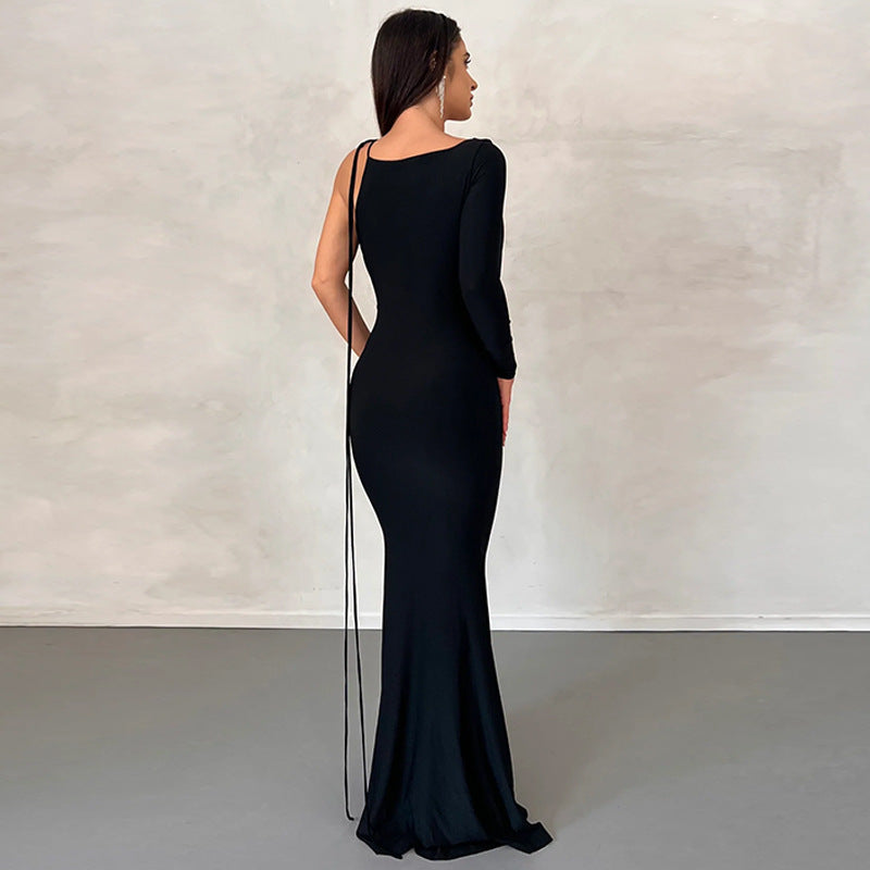 Meliora – Rückenfreies Maxikleid mit One-Shoulder-Träger in Schwarz 