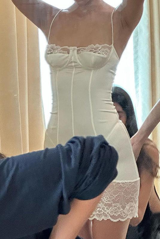 Vestido corsé con volantes de encaje Kapri