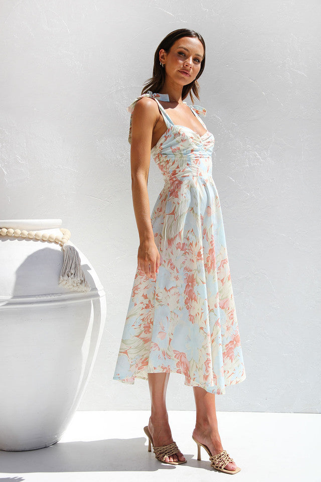 Vestido midi de verano con tirantes finos, corte entallado y vuelo, estampado floral - Albaricoque