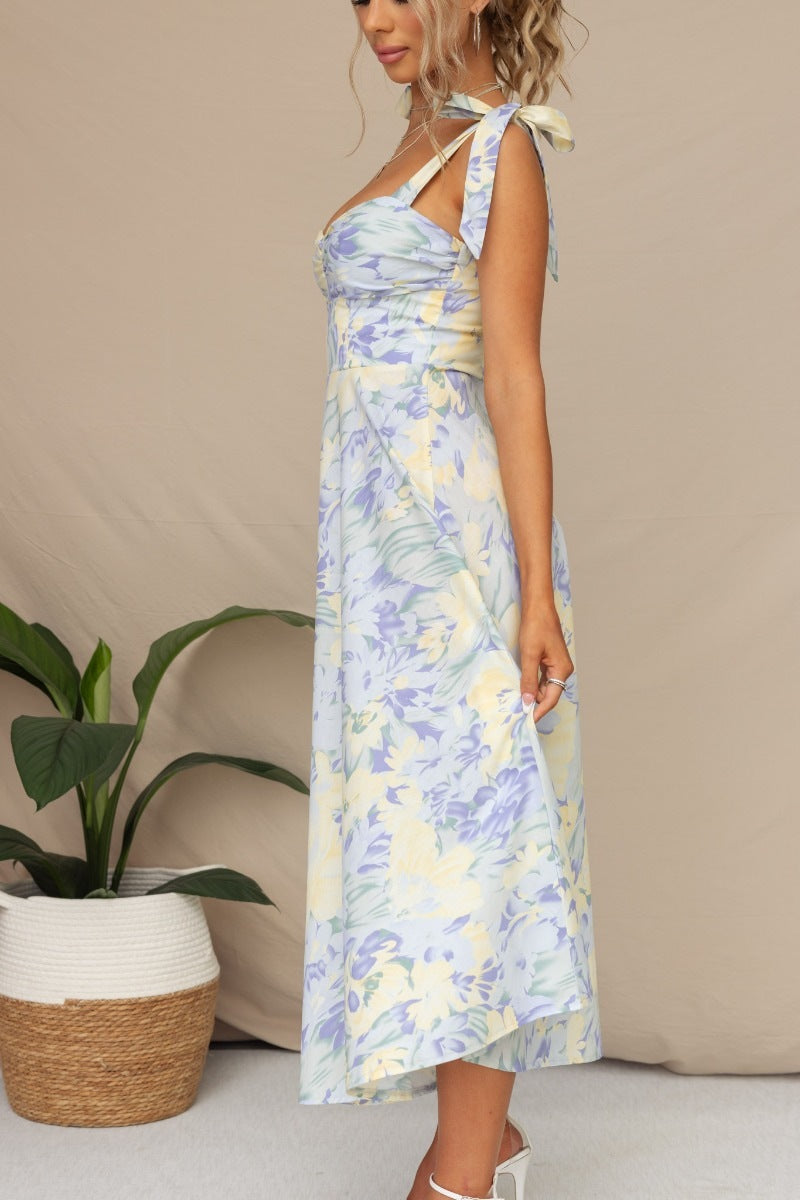 Vestido midi de verano con tirantes finos, corte entallado y vuelo, estampado floral - Azul