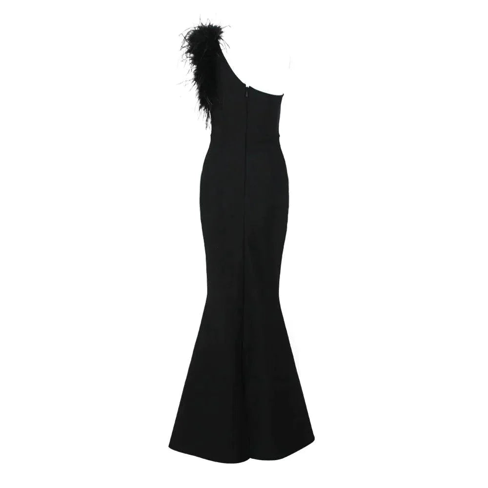 Dainty In The Dark – Elegantes Maxikleid mit One-Shoulder-Träger und Federn