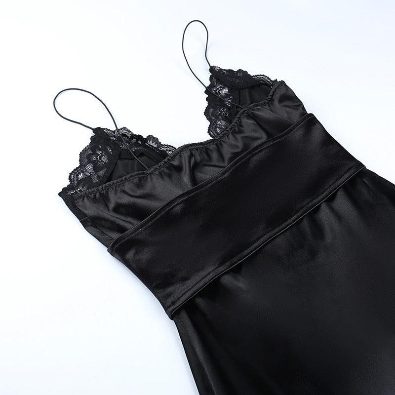 Ihr leuchtendes Satin-Minikleid