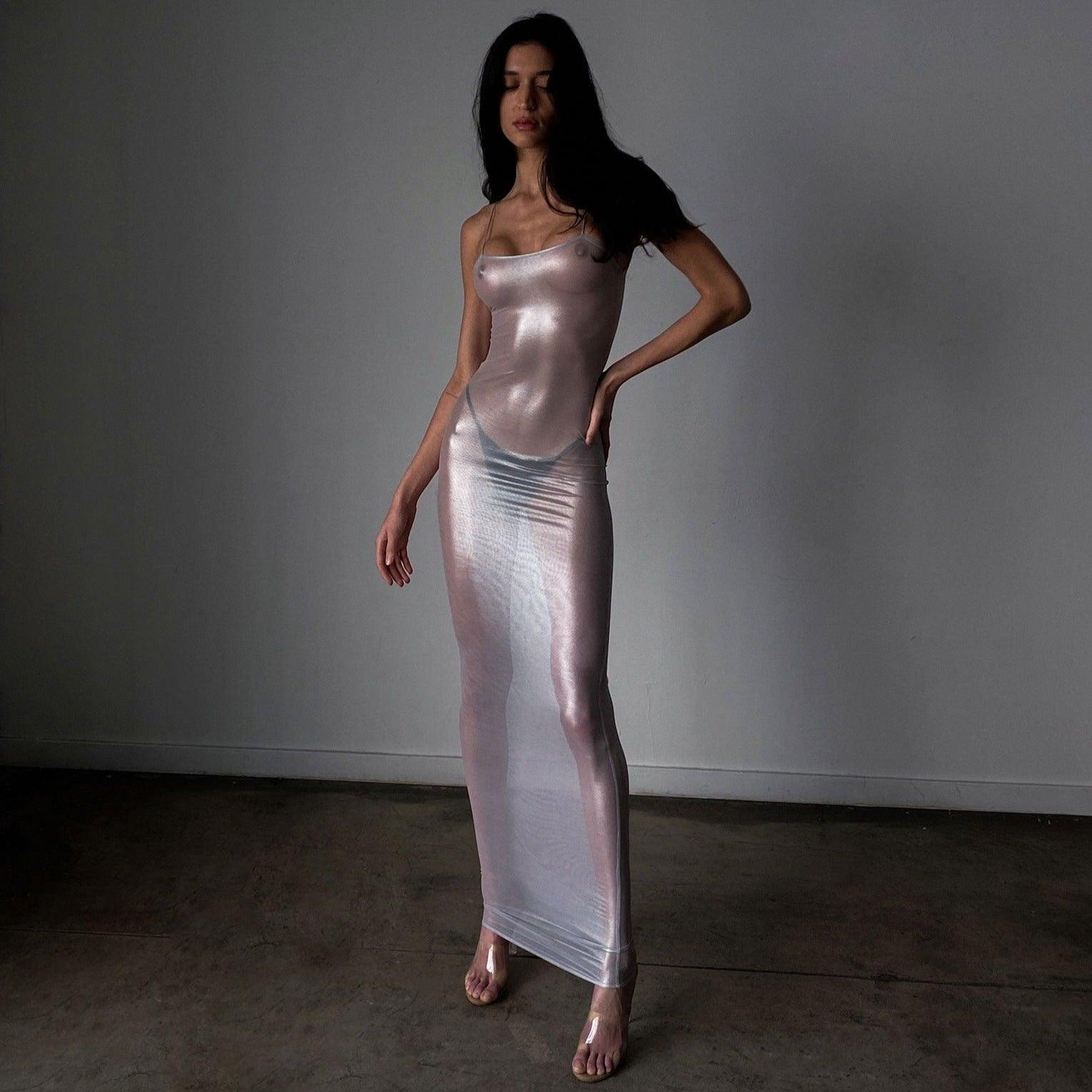 Centered Attention – Transparentes Maxikleid in Metallic-Optik