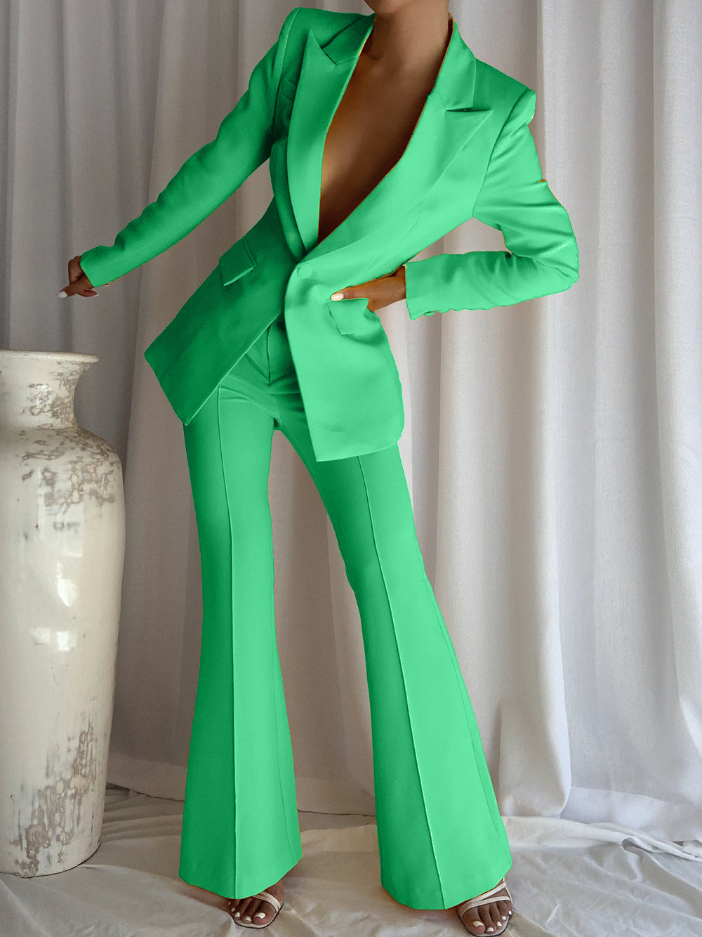 Conjunto de blazer y pantalón acampanado NAOMA en verde 