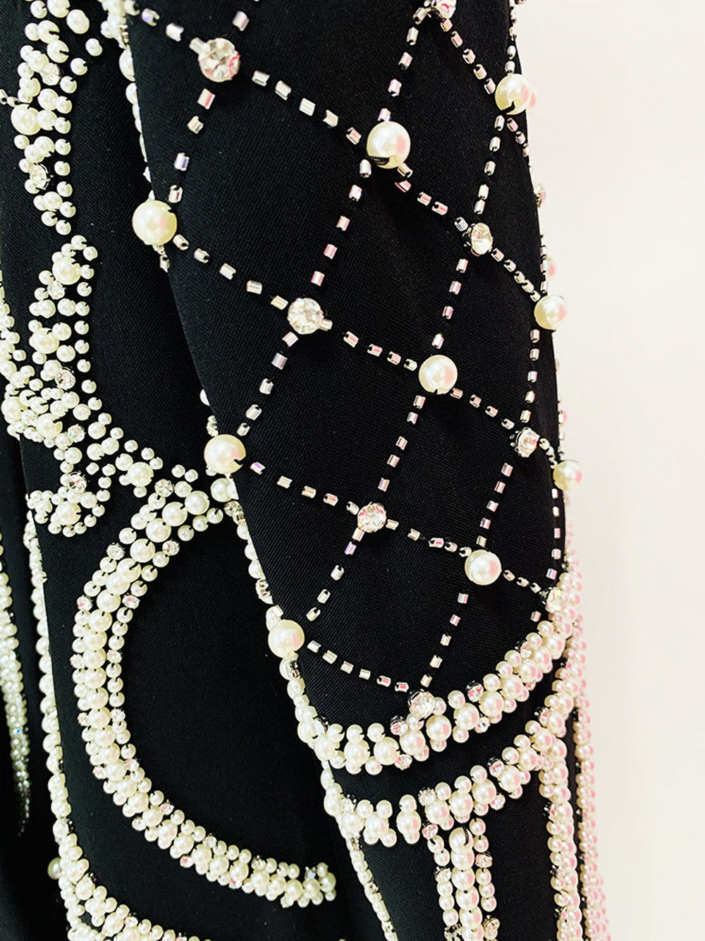 NAUTA Pearls – Blazerkleid mit Perlenbesatz in Schwarz