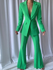 Conjunto de blazer y pantalón acampanado NAOMA en verde 