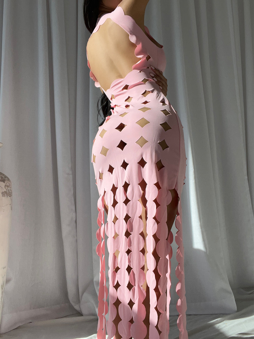 Vestido largo con flecos y apliques de CERA en rosa