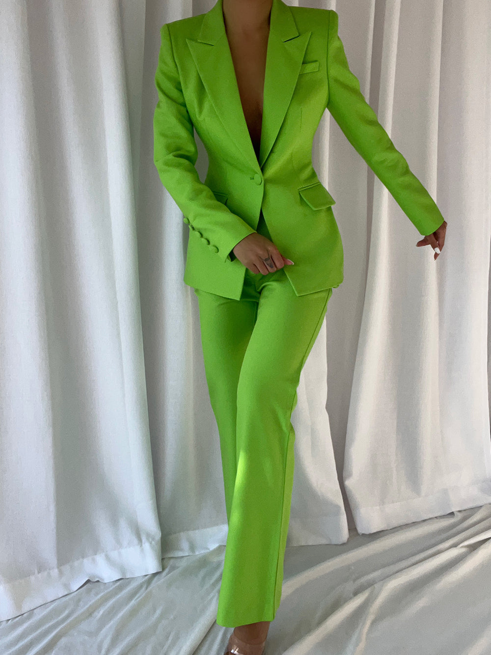 Conjunto de blazer y pantalón acampanado NAOMA en verde neón