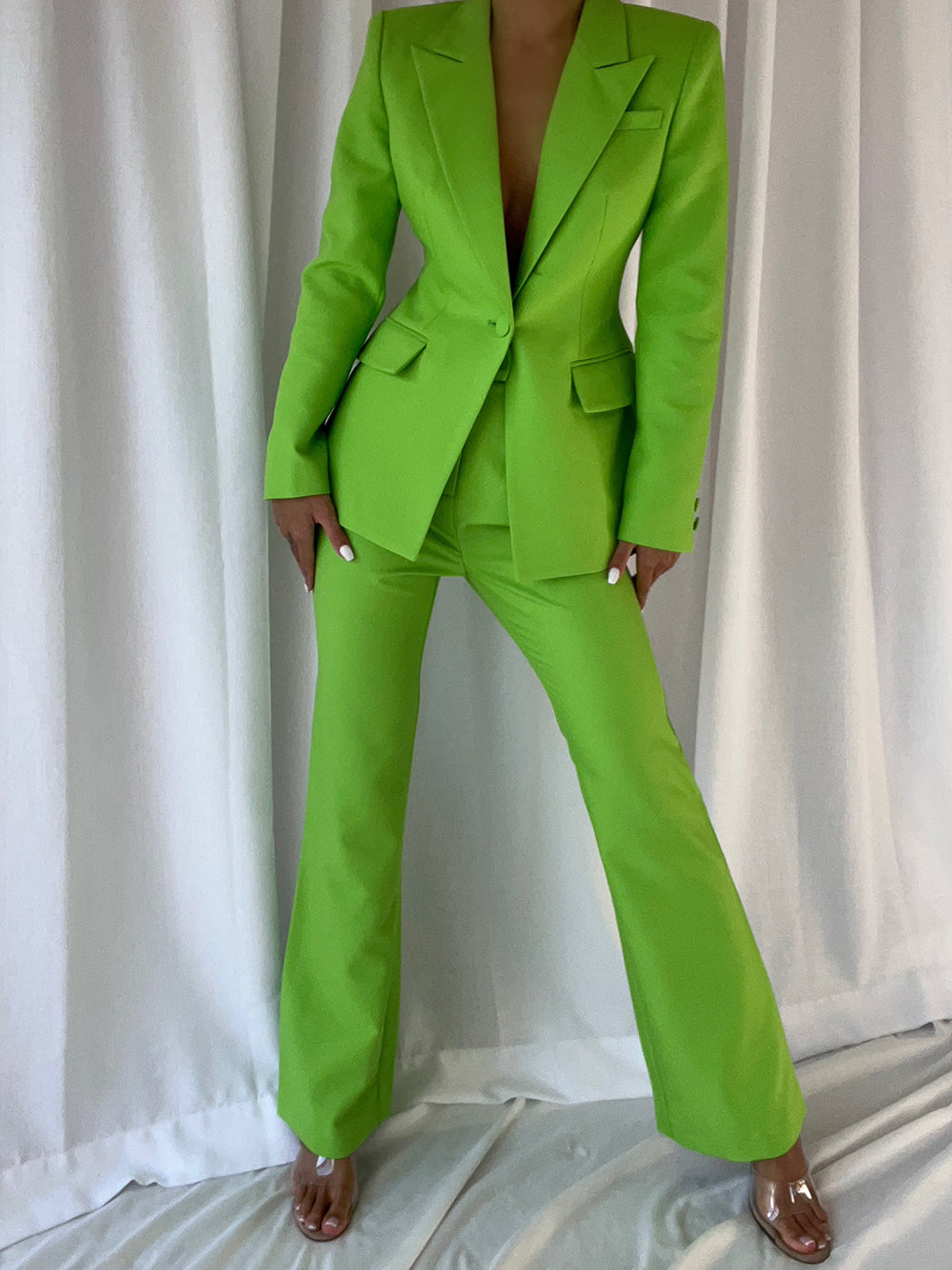 Conjunto de blazer y pantalón acampanado NAOMA en verde neón