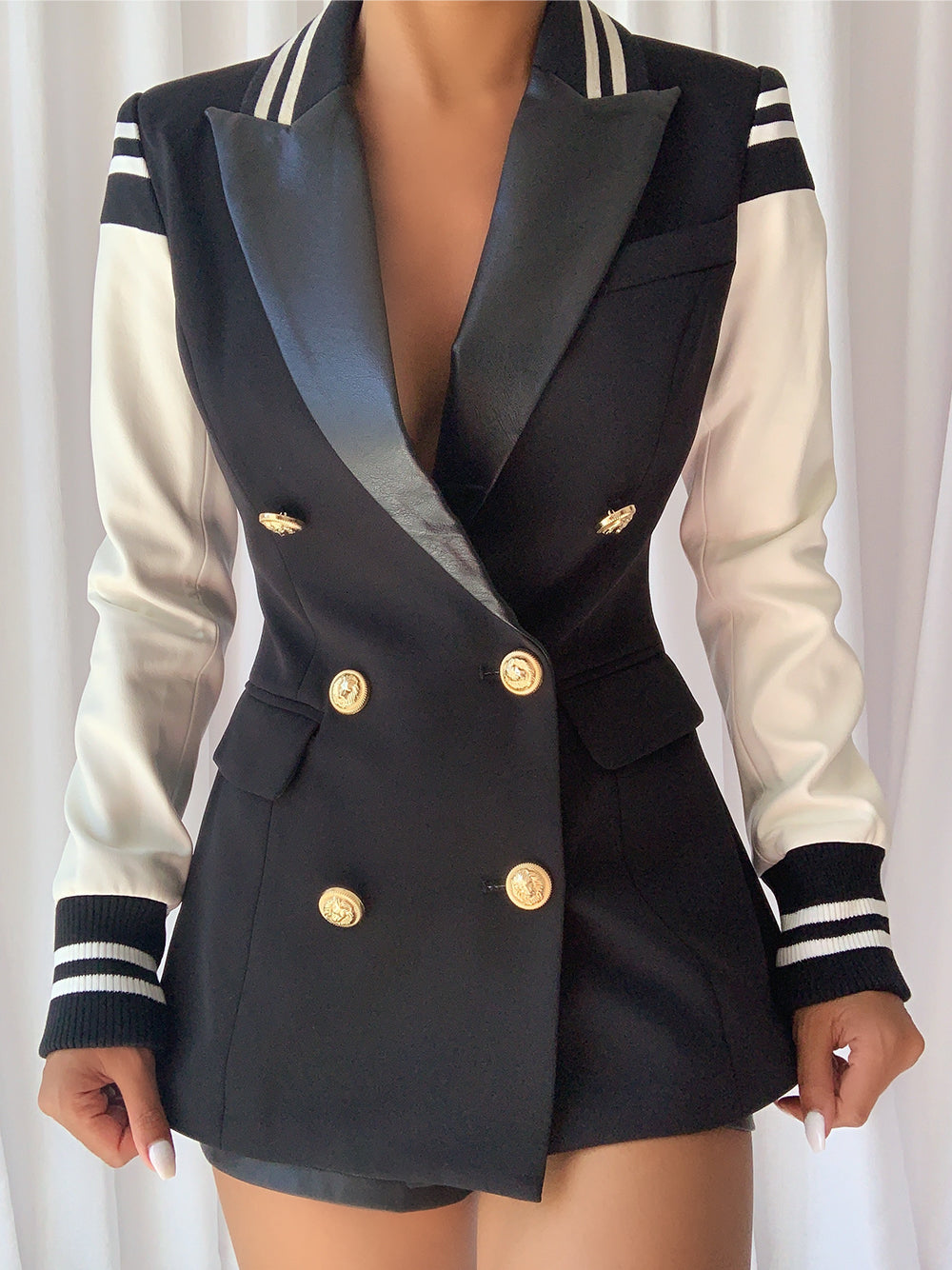 Chaqueta ajustada con detalle de rayas