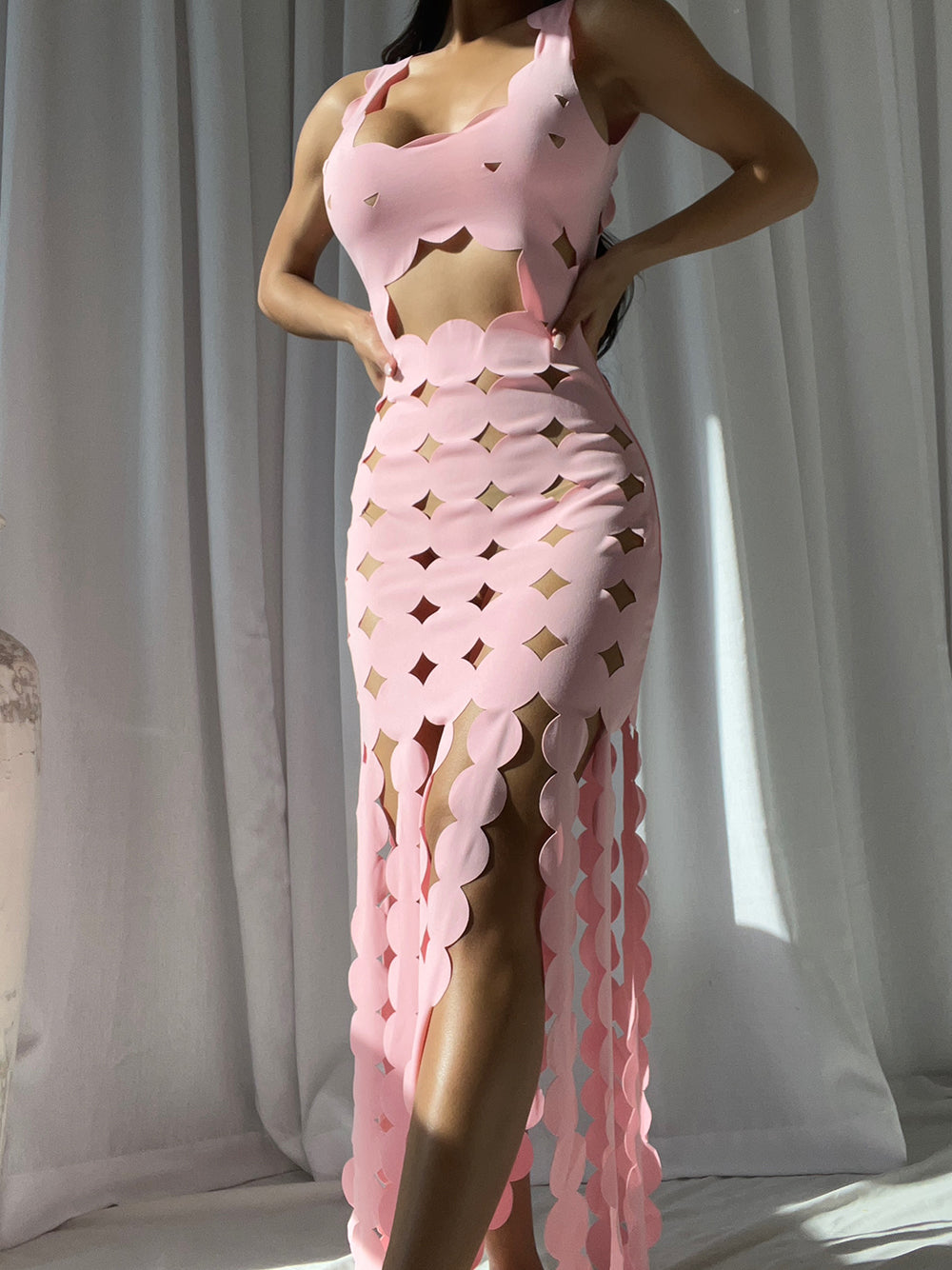 Vestido largo con flecos y apliques de CERA en rosa