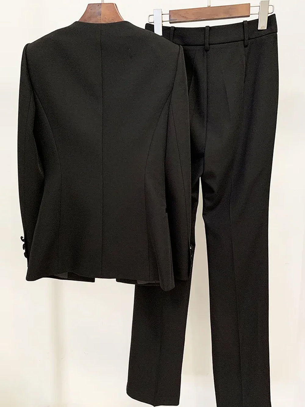 Conjunto de blazer y pantalón con aberturas COUPERA en negro