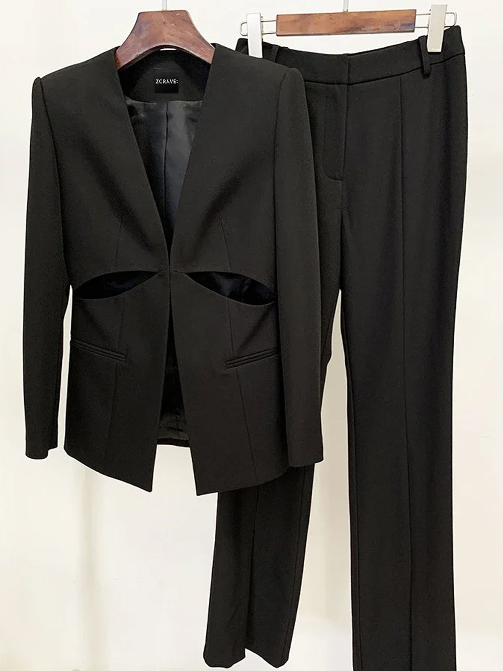 Conjunto de blazer y pantalón con aberturas COUPERA en negro