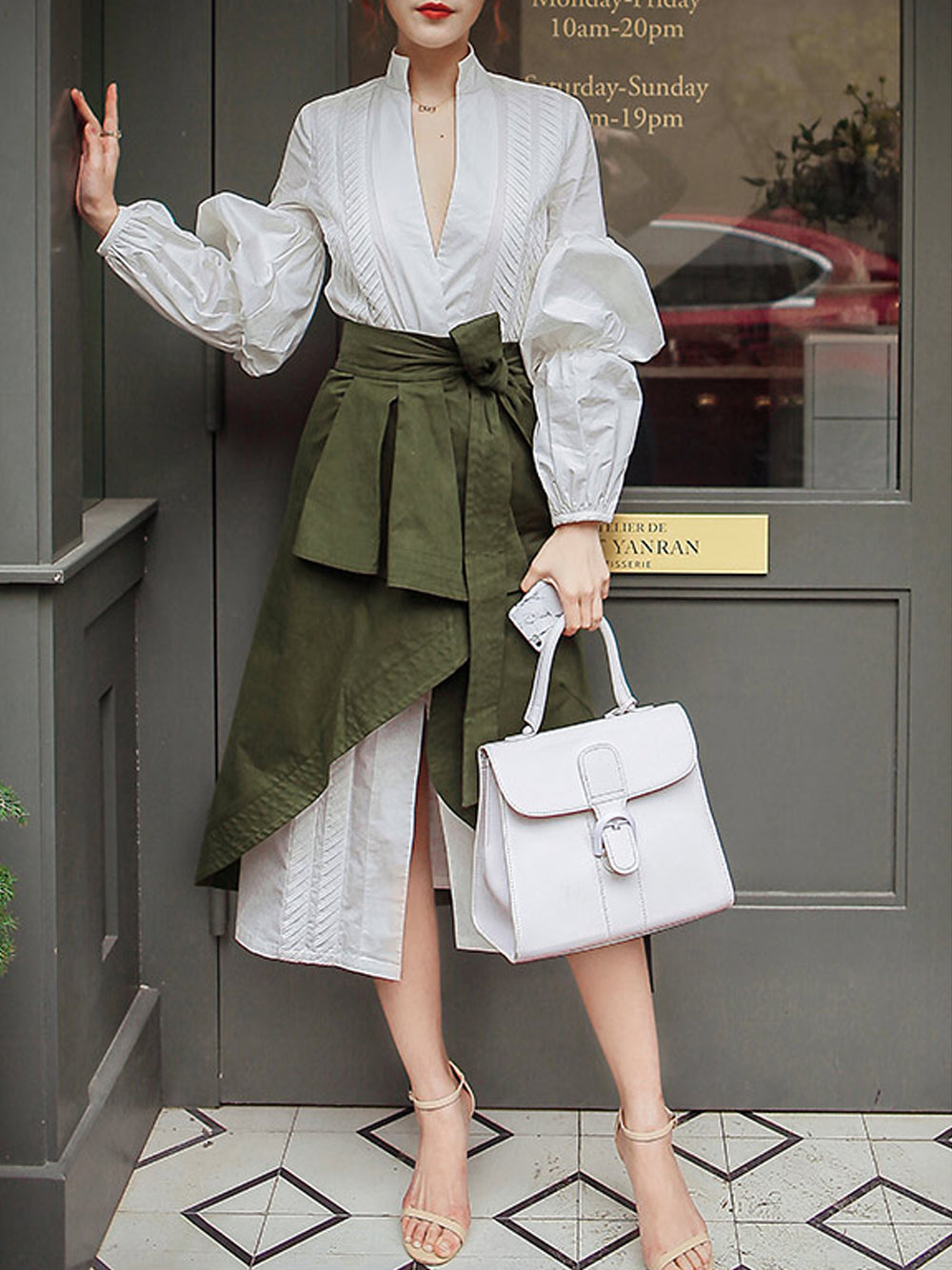 Vestido con mangas abullonadas y falda irregular fruncida con cordones y cintura alta