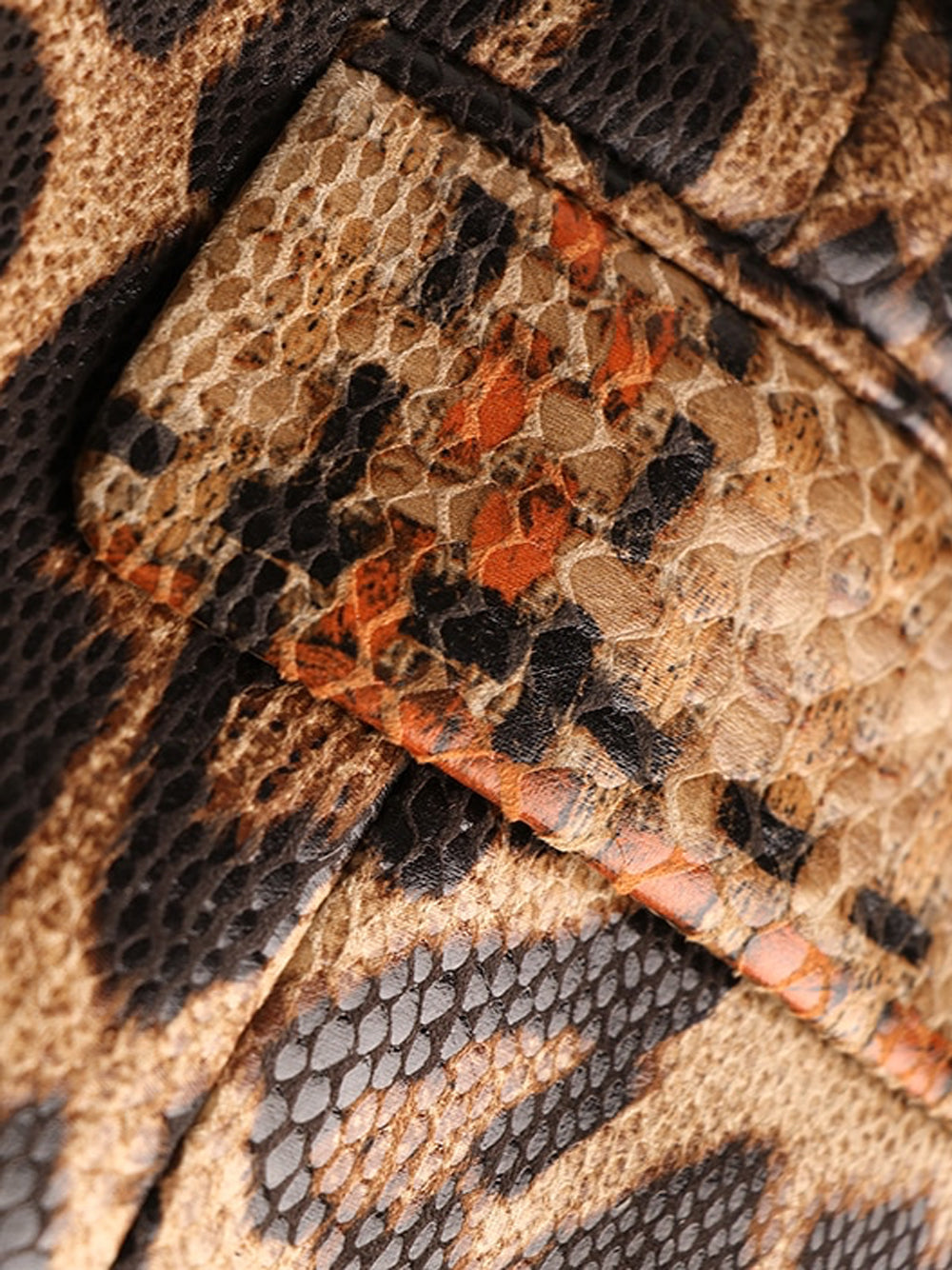 Chaqueta de cuero de leopardo con doble botonadura 