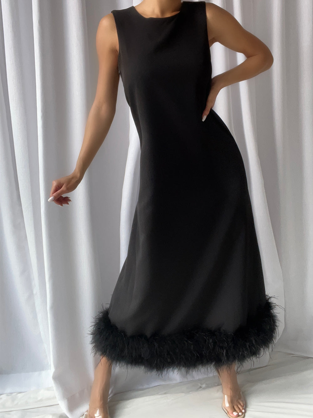 Vestido largo PIUME con plumas en negro