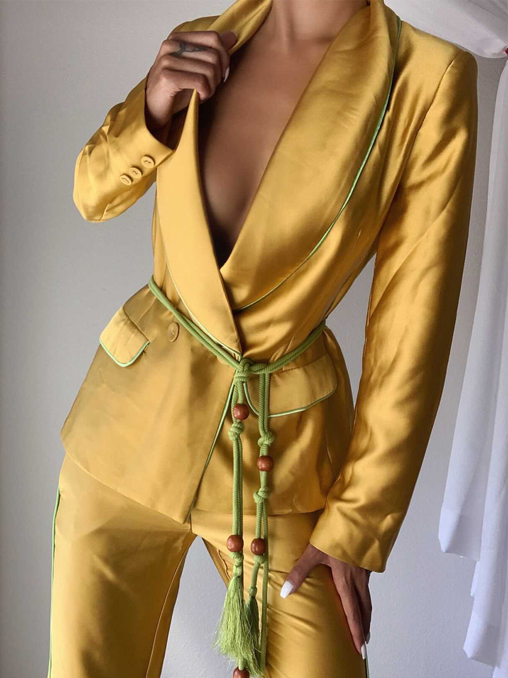 Blazer y pantalón de satén con borlas en dorado