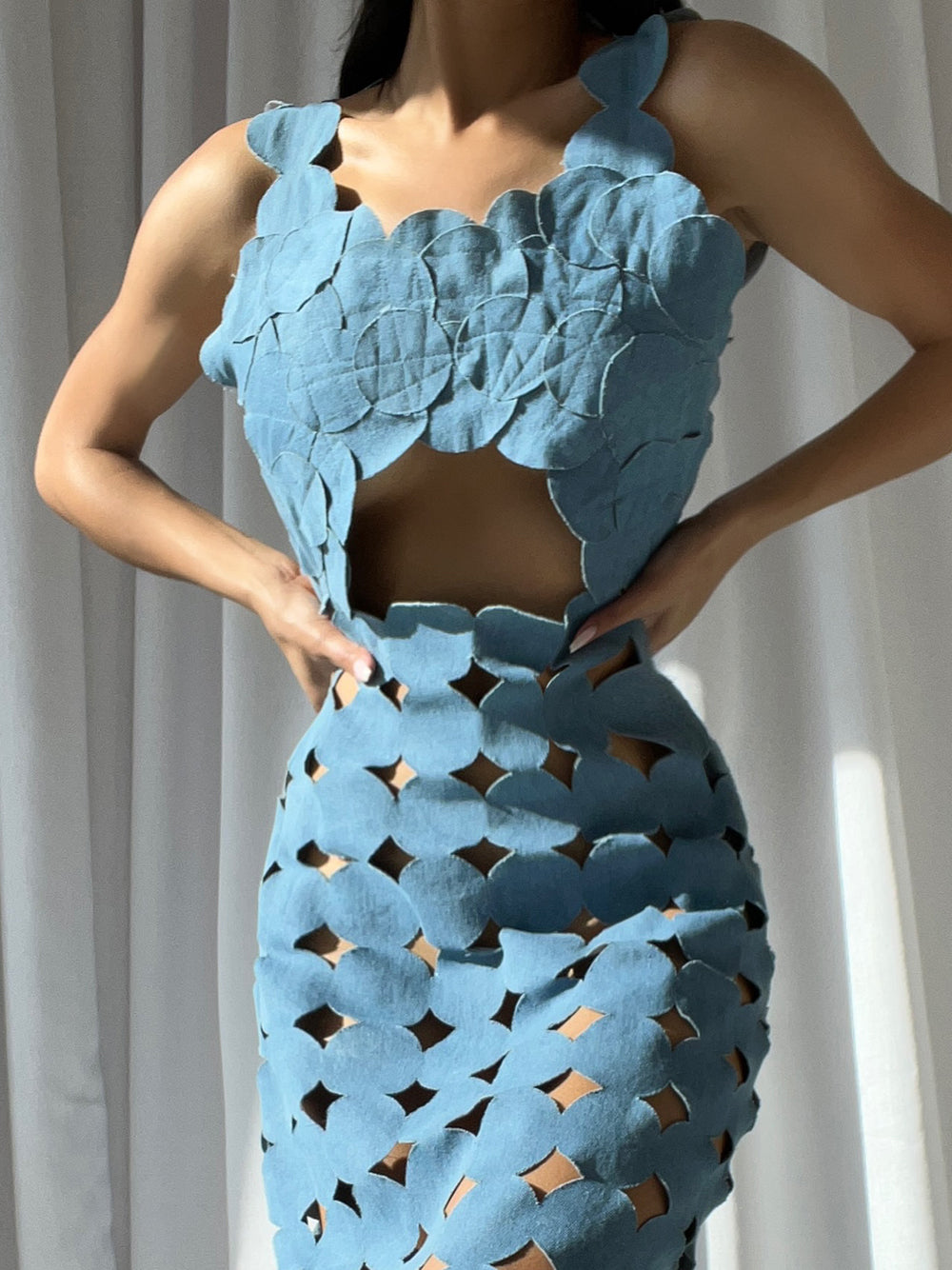 Vestido largo con flecos y apliques de CERA en denim