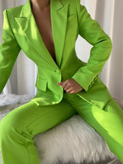 Conjunto de blazer y pantalón acampanado NAOMA en verde neón