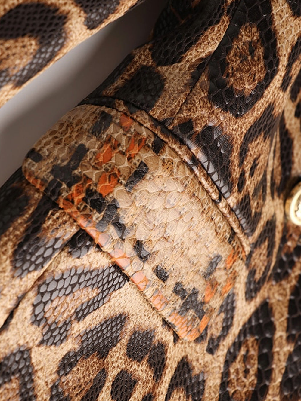 Chaqueta de cuero de leopardo con doble botonadura 