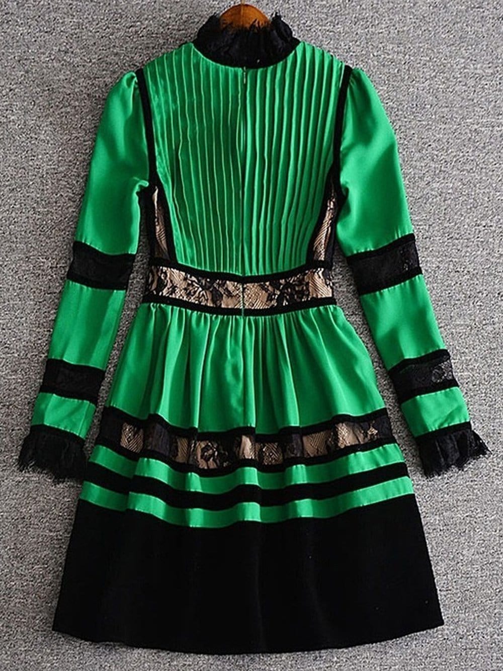 Minivestido plisado de crepé con encaje y terciopelo en verde