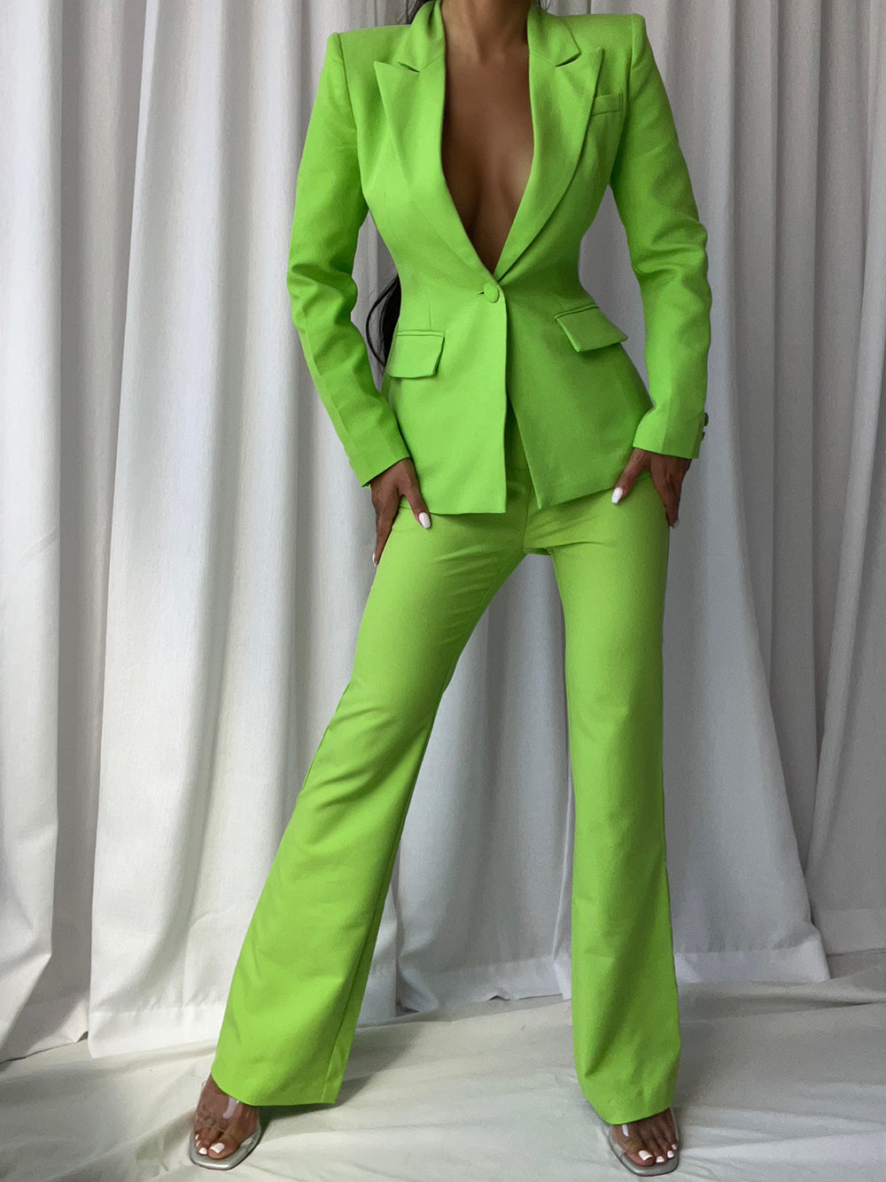 Conjunto de blazer y pantalón acampanado NAOMA en verde neón