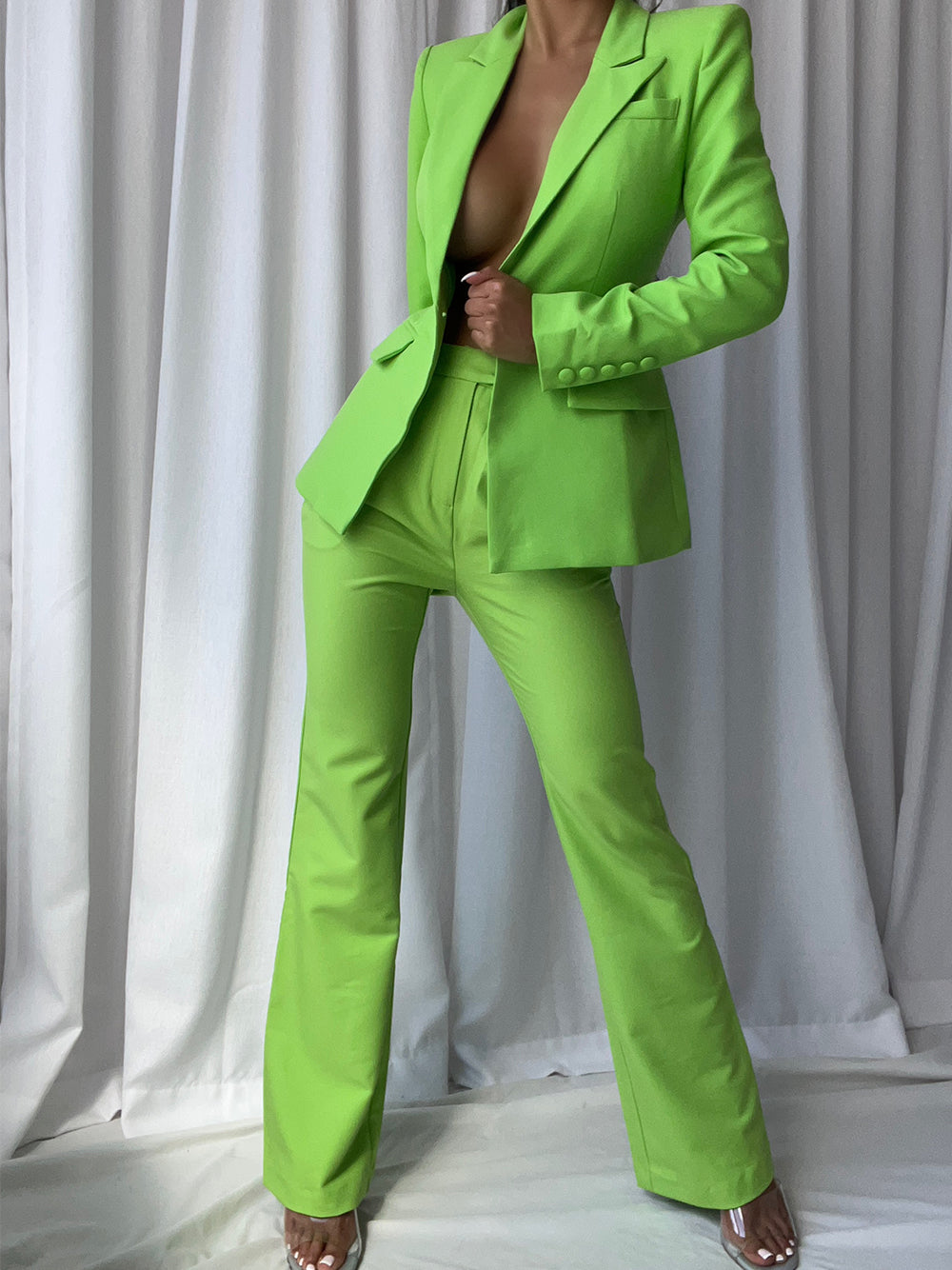 Conjunto de blazer y pantalón acampanado NAOMA en verde neón