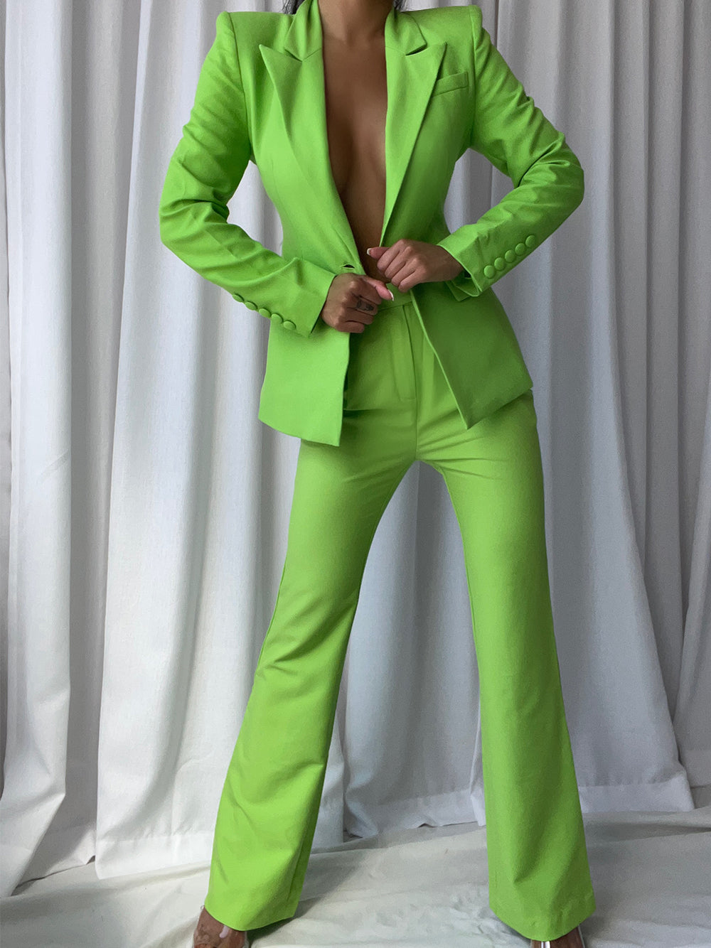 Conjunto de blazer y pantalón acampanado NAOMA en verde neón