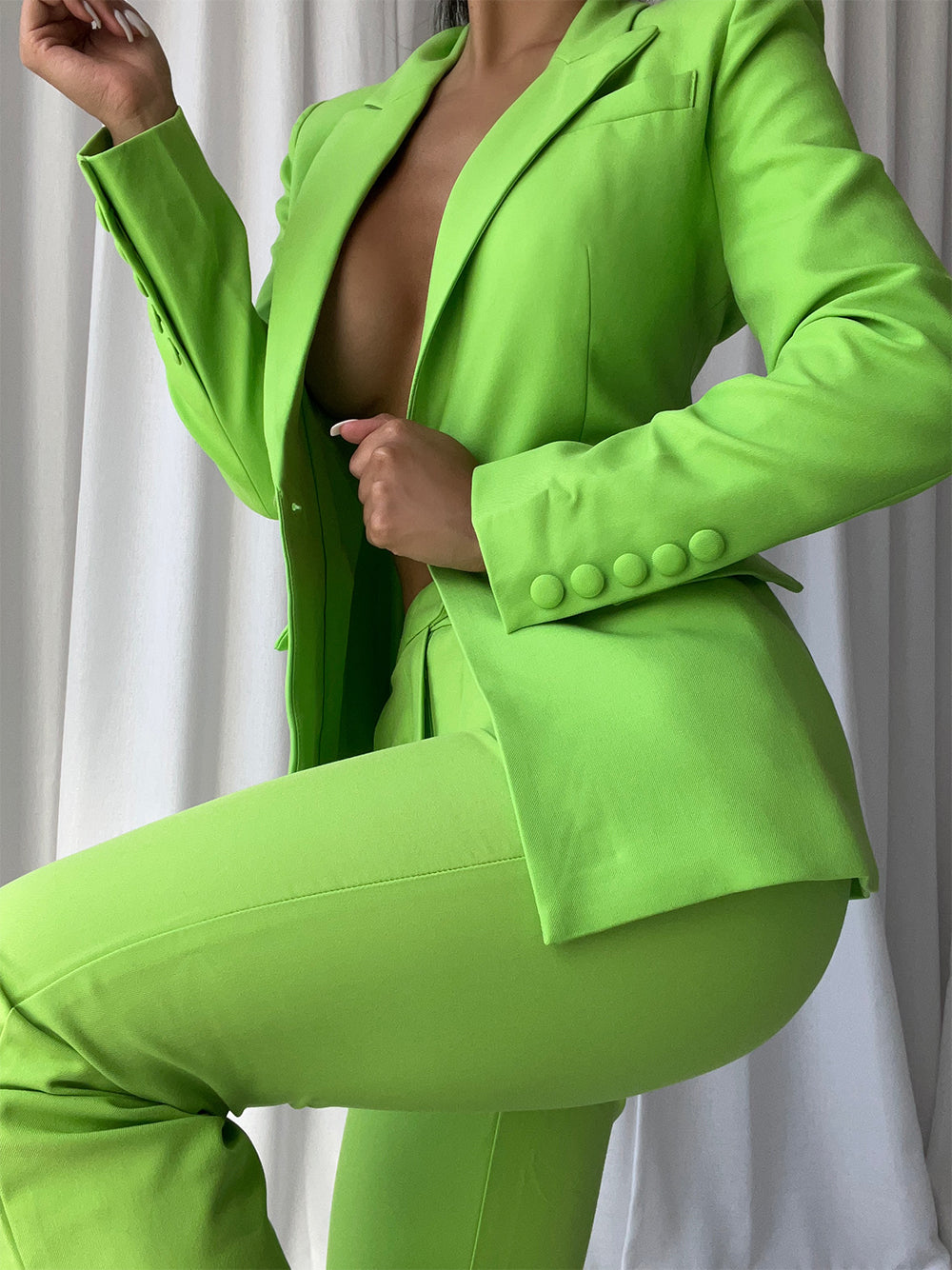 Conjunto de blazer y pantalón acampanado NAOMA en verde neón