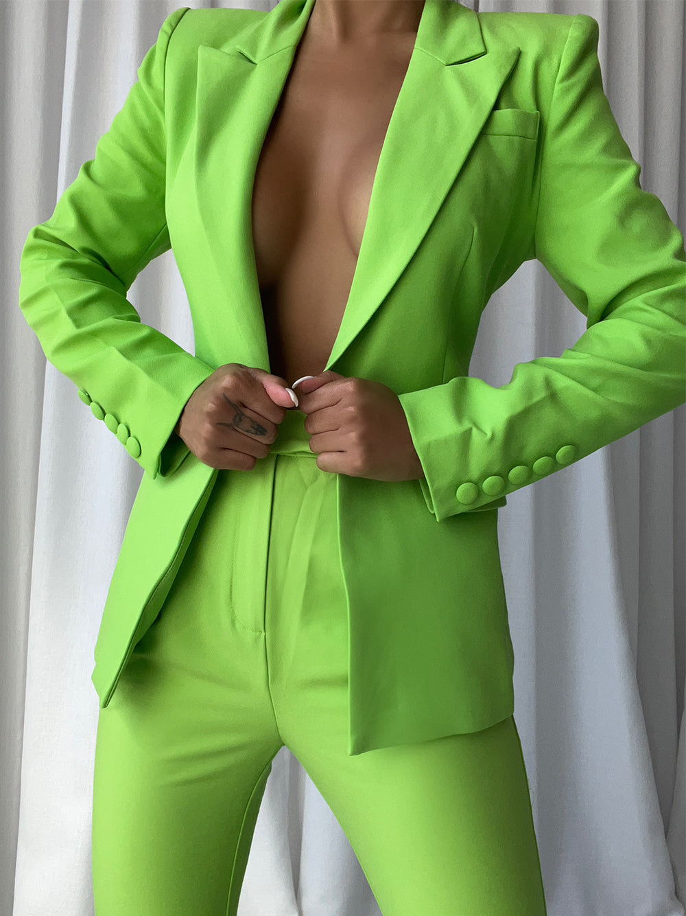 Conjunto de blazer y pantalón acampanado NAOMA en verde neón