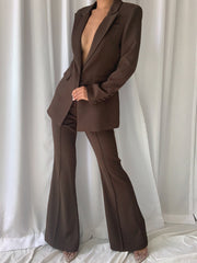 Conjunto de blazer y pantalón acampanado NAOMA en marrón