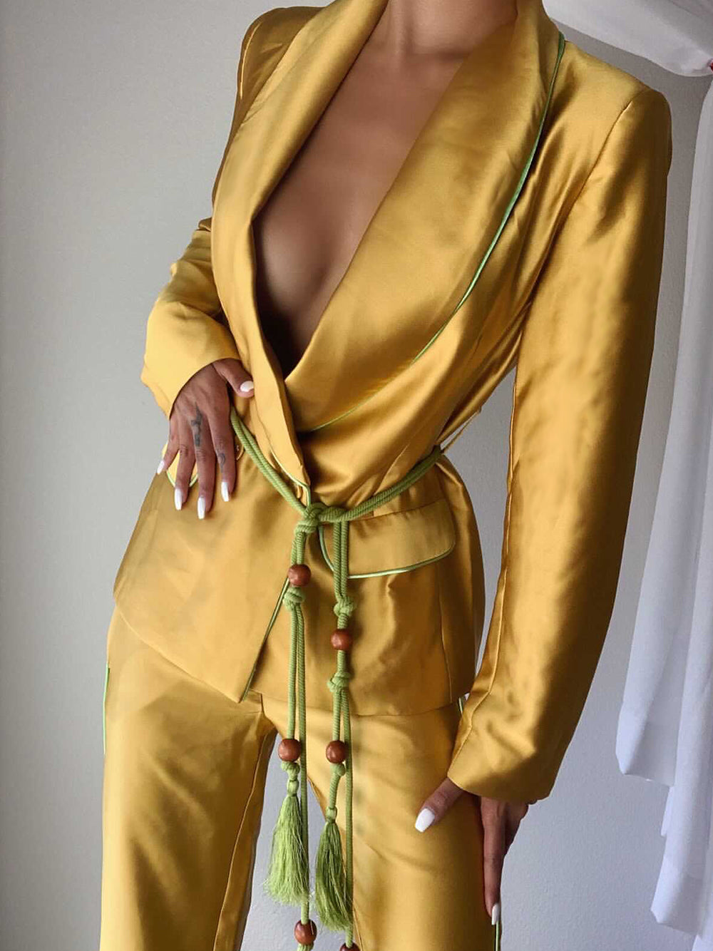 Blazer y pantalón de satén con borlas en dorado