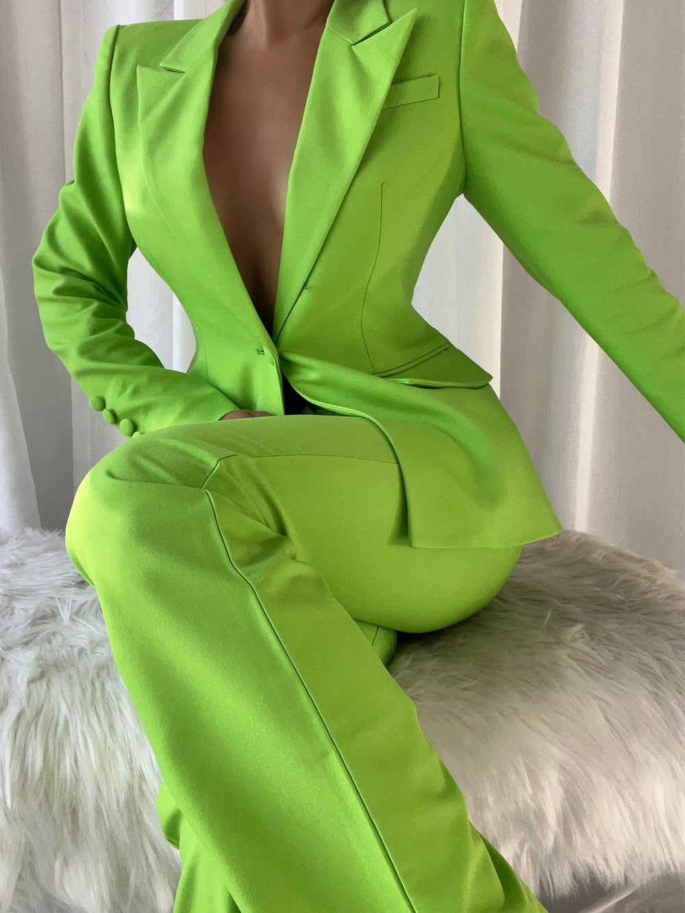 Conjunto de blazer y pantalón acampanado NAOMA en verde neón