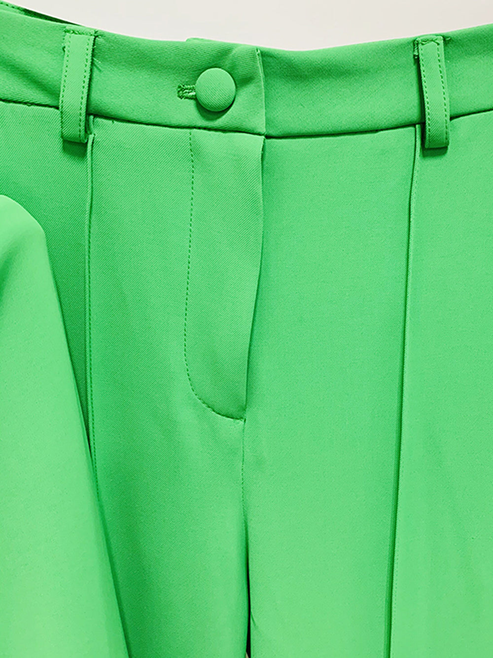 Conjunto de blazer y pantalón acampanado NAOMA en verde 