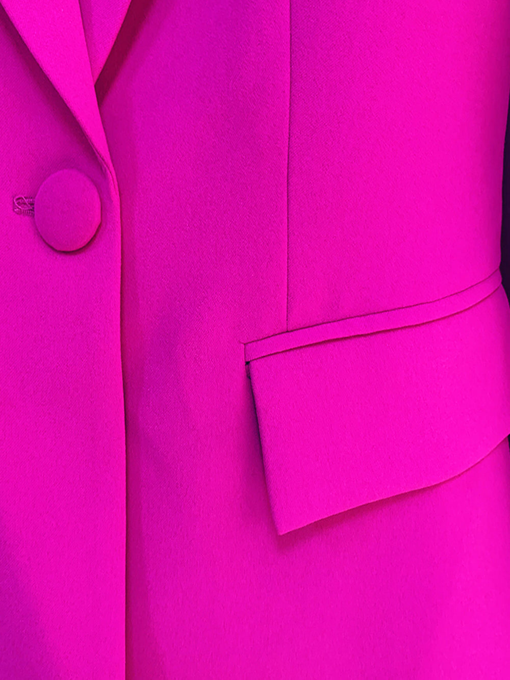 Conjunto de blazer y pantalón acampanado NAOMA en fucsia