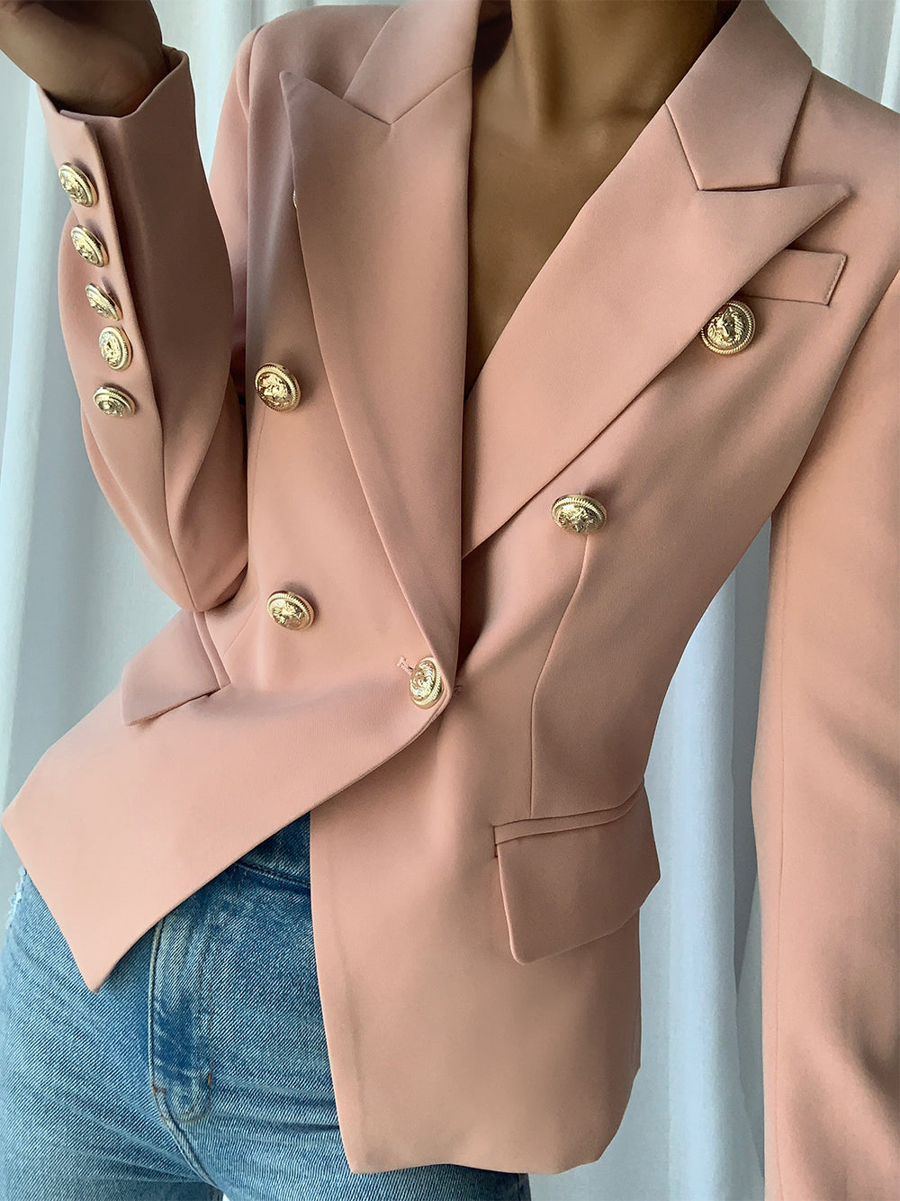 Blazer cruzado en color nude