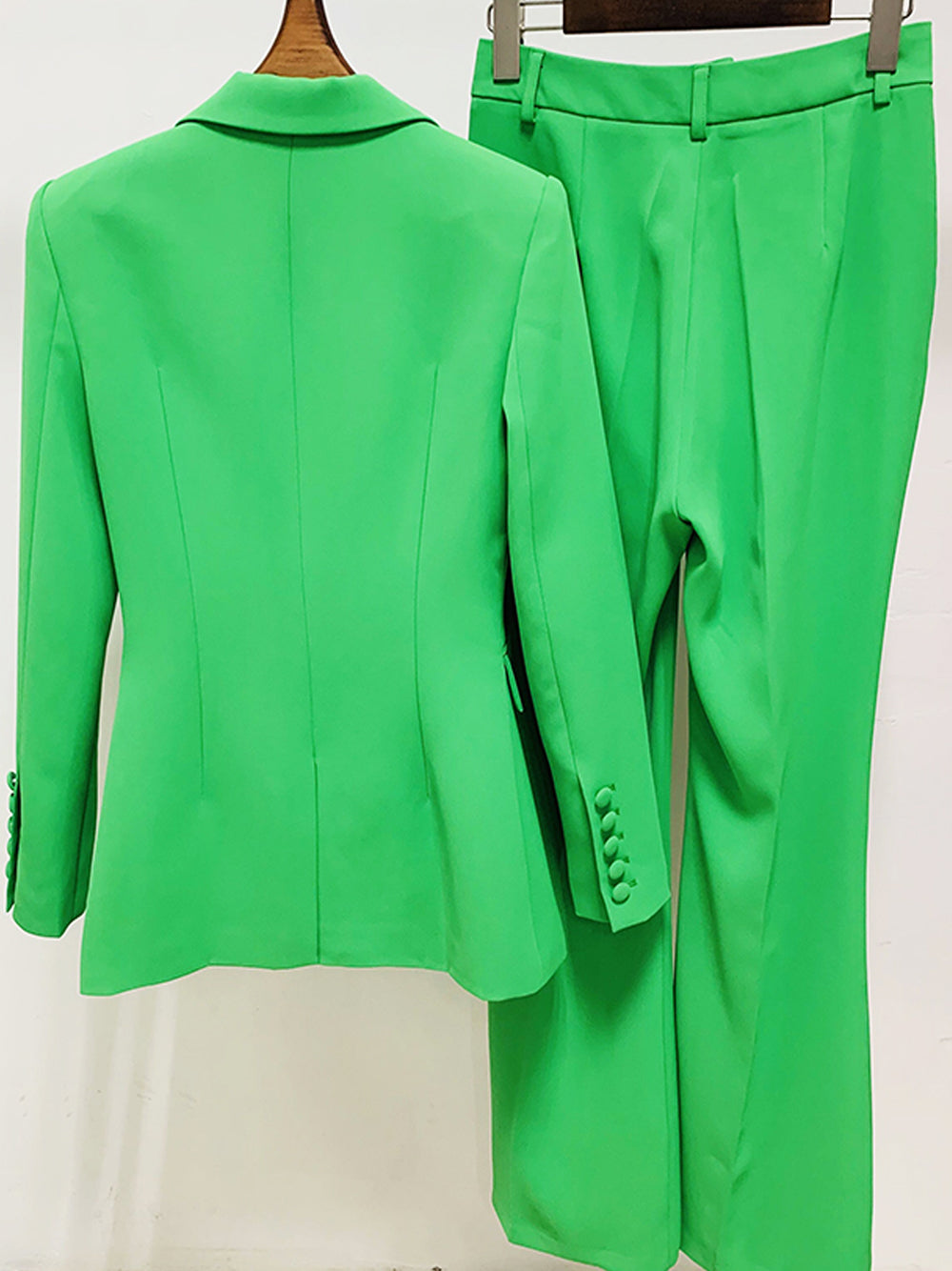 Conjunto de blazer y pantalón acampanado NAOMA en verde 