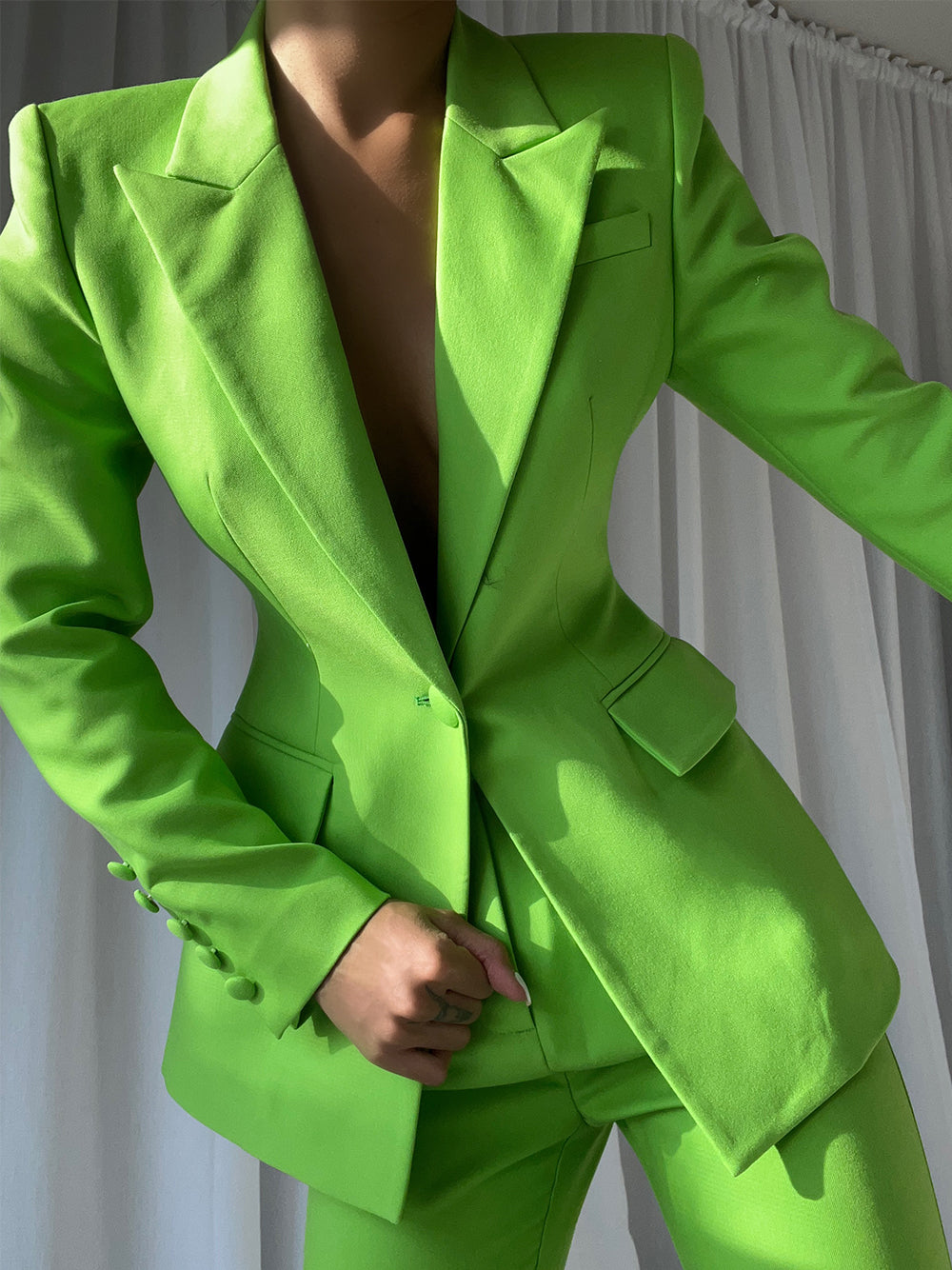 Conjunto de blazer y pantalón acampanado NAOMA en verde neón