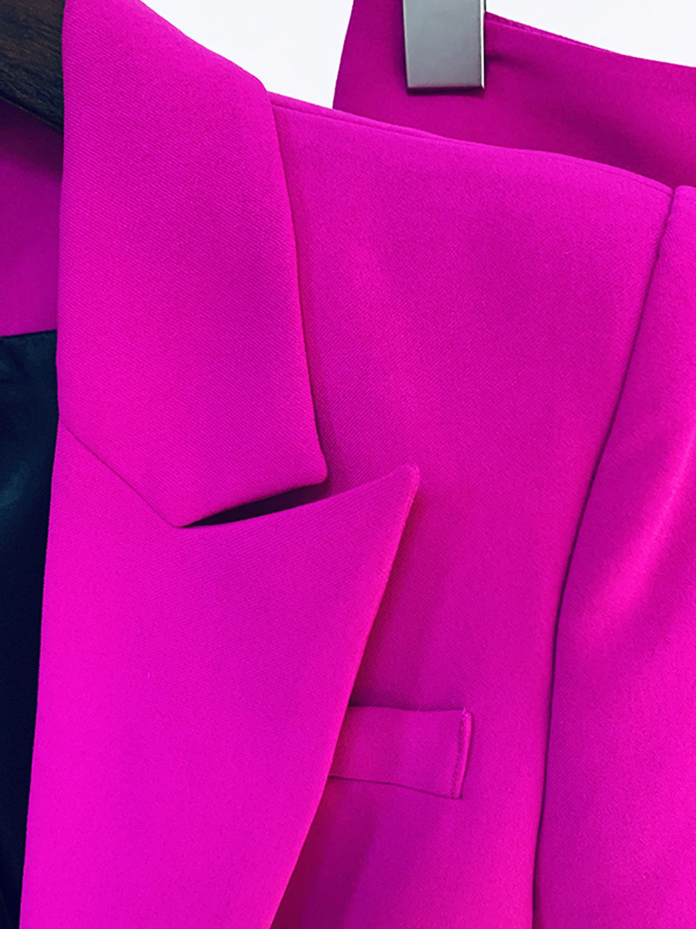 Conjunto de blazer y pantalón acampanado NAOMA en fucsia