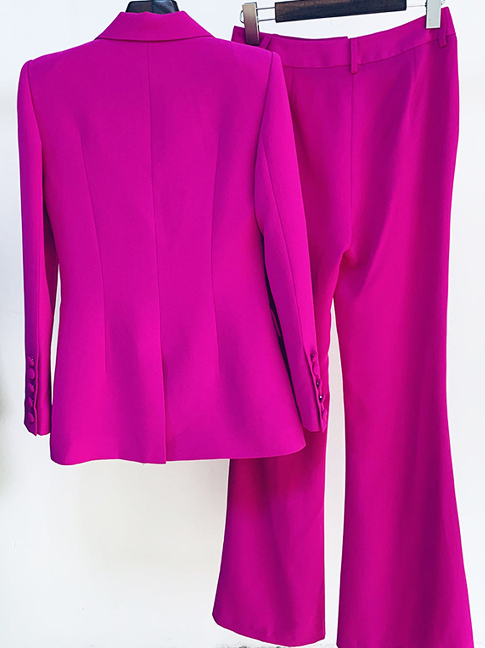 Conjunto de blazer y pantalón acampanado NAOMA en fucsia