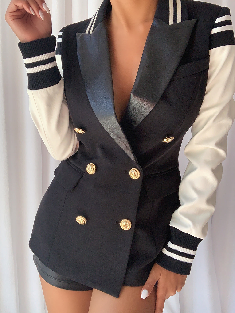 Chaqueta ajustada con detalle de rayas