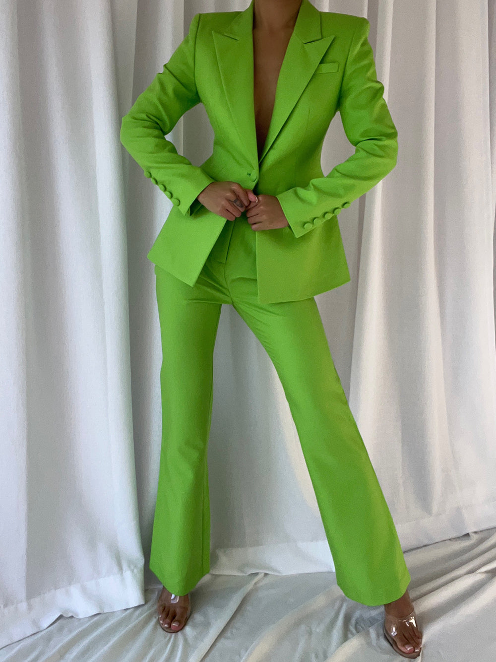 Conjunto de blazer y pantalón acampanado NAOMA en verde neón