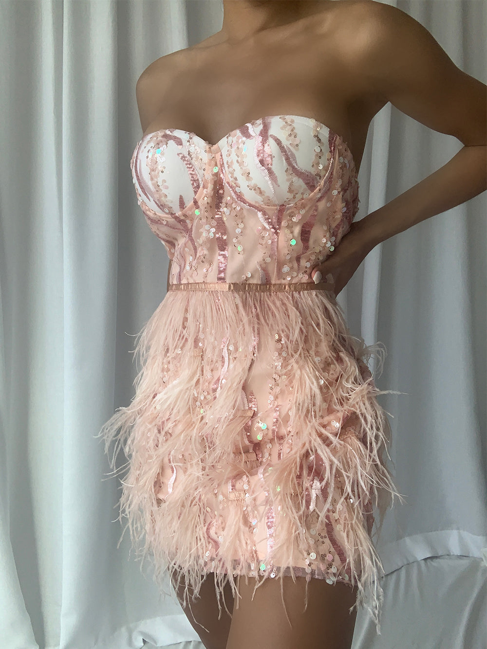 Minivestido con plumas y lentejuelas TESSE