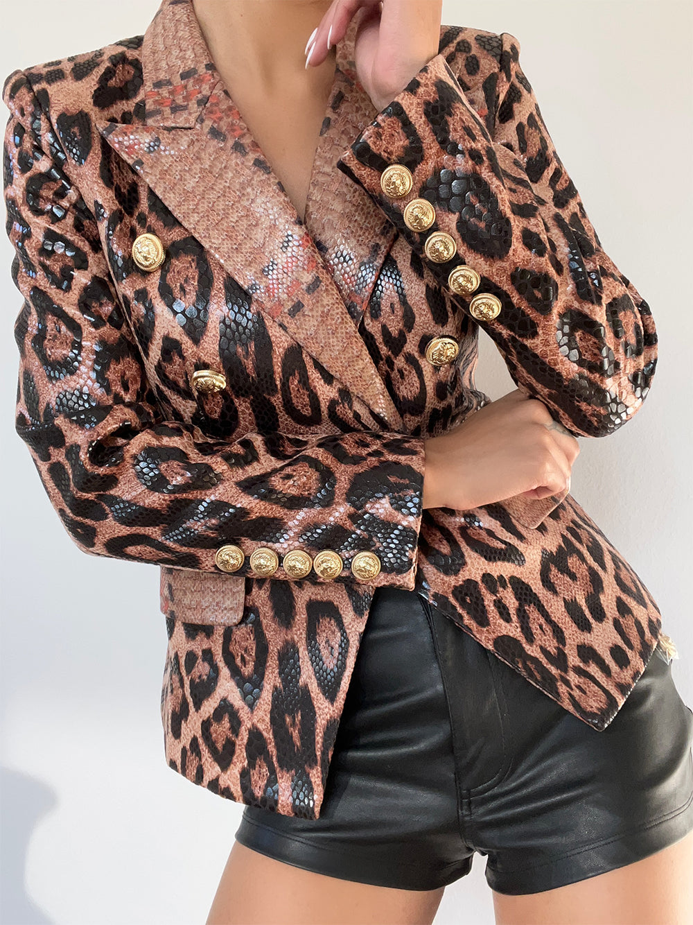 Chaqueta de cuero de leopardo con doble botonadura 