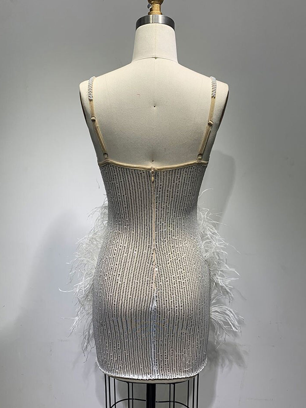 Minivestido de perlas y plumas de CIGNA